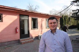 Nedelco, devant la mairie en préfabriqué de Skopje