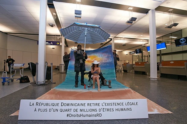 En compagnie d’Angelo Cadet, un nouveau groupe de pression a demandé aux Québécois de boycotter le tourisme en République dominicaine la semaine dernière dans un stunt à l’aéroport PET. Ils demandent aussi de signer une pétition auprès du gouvernement canadien pour qu’il fasse pression sur son homologue dominicain. (Photos: Darwin Doleyres)