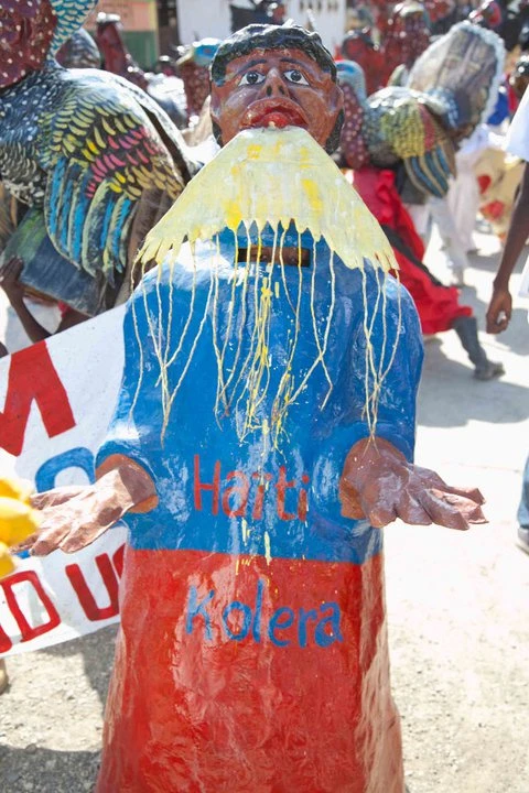 En 2011, les affres du choléra se prêtaient déjà à l’humour noir haïtien du carnaval.