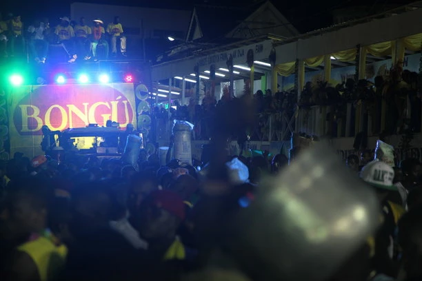 Le char du groupe Carimi, l’un des plus célèbres groupes du pays