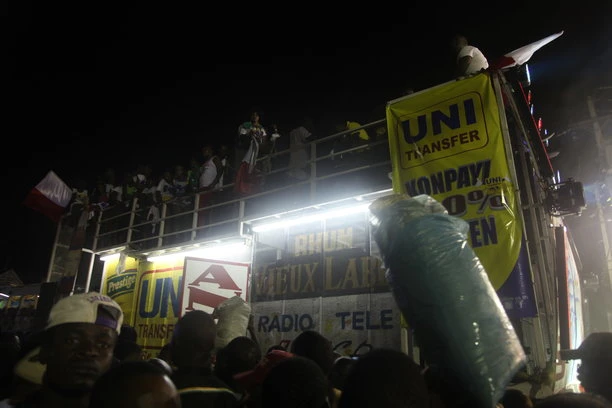 Une vue de côté du char d’Anbyans.