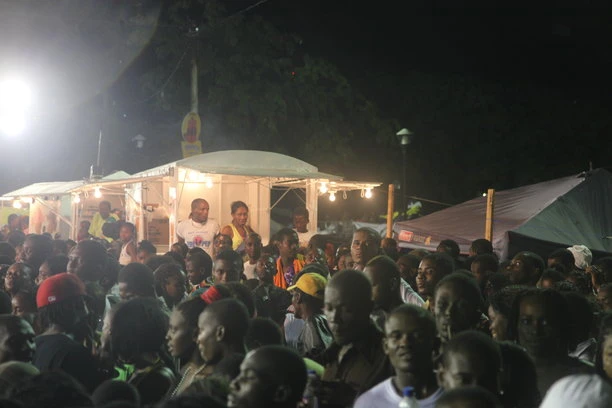 Des kiosques temporaires de bouffe sont installés le long du parcours du défilé.