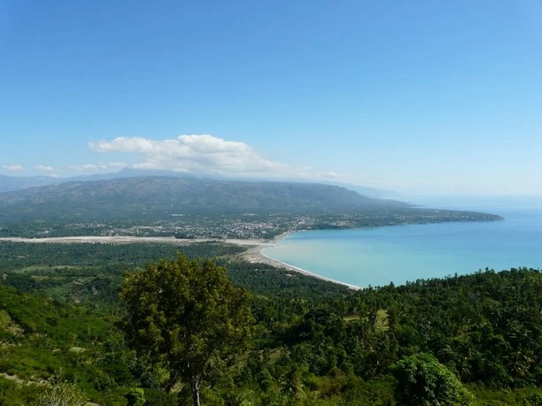 La baie de Jacmel et sa plage.