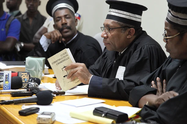 Le juge principal de la cour d’appel consulte son code criminel pour élucider une question de droit dans l’affaire Duvalier.