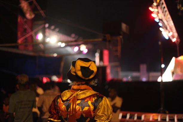 Un clown avant d’entrer sur scène. Crédit photo: Étienne Côté-Paluck