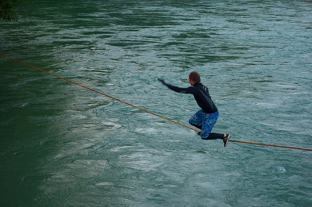 Il y a même des gens qui font du slackline au-dessus de la rivière, parce que pourquoi pas? Crédit photo Gino Brenni