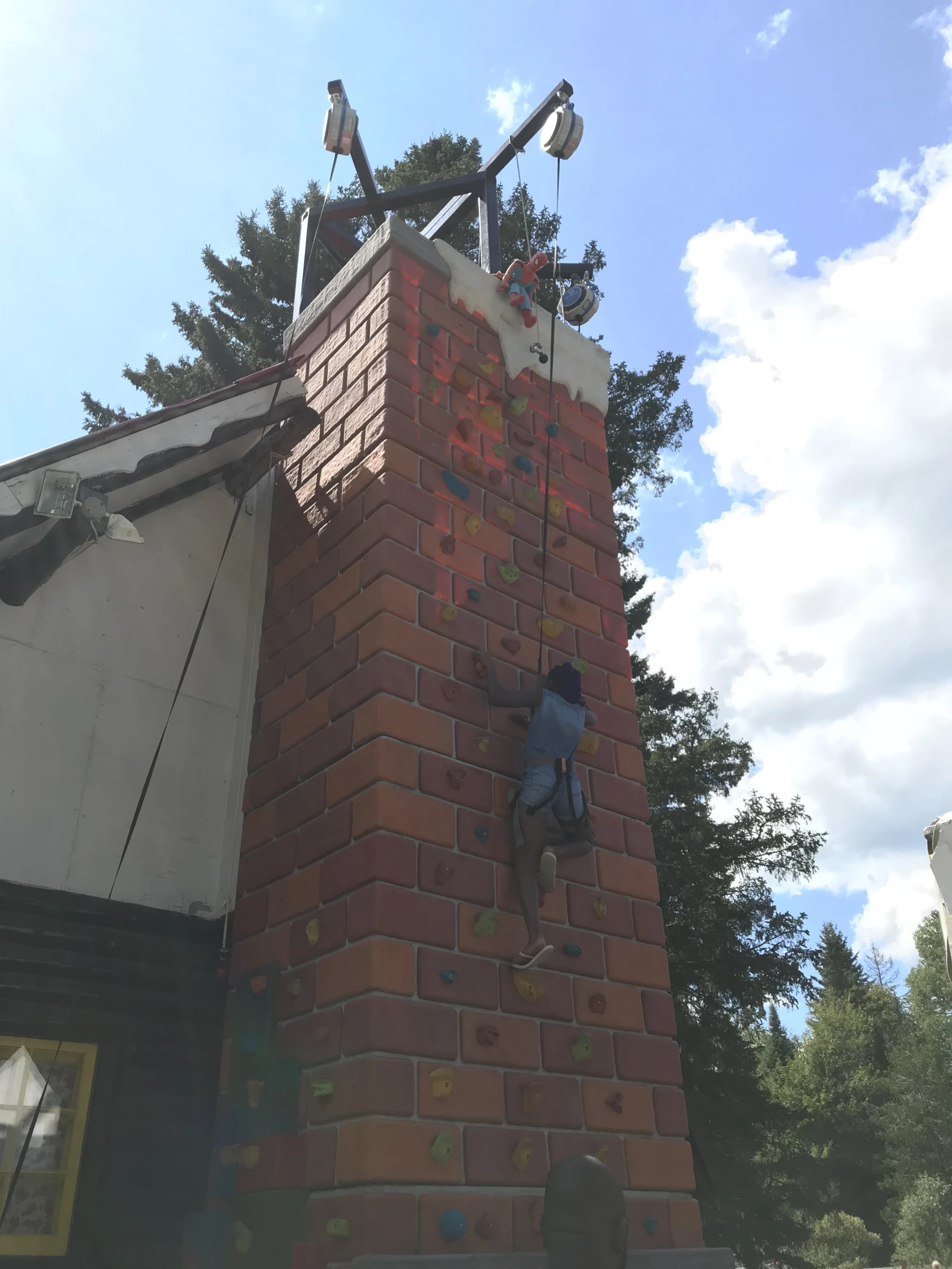 Mur d’escalade pour se rendre à la cheminée!