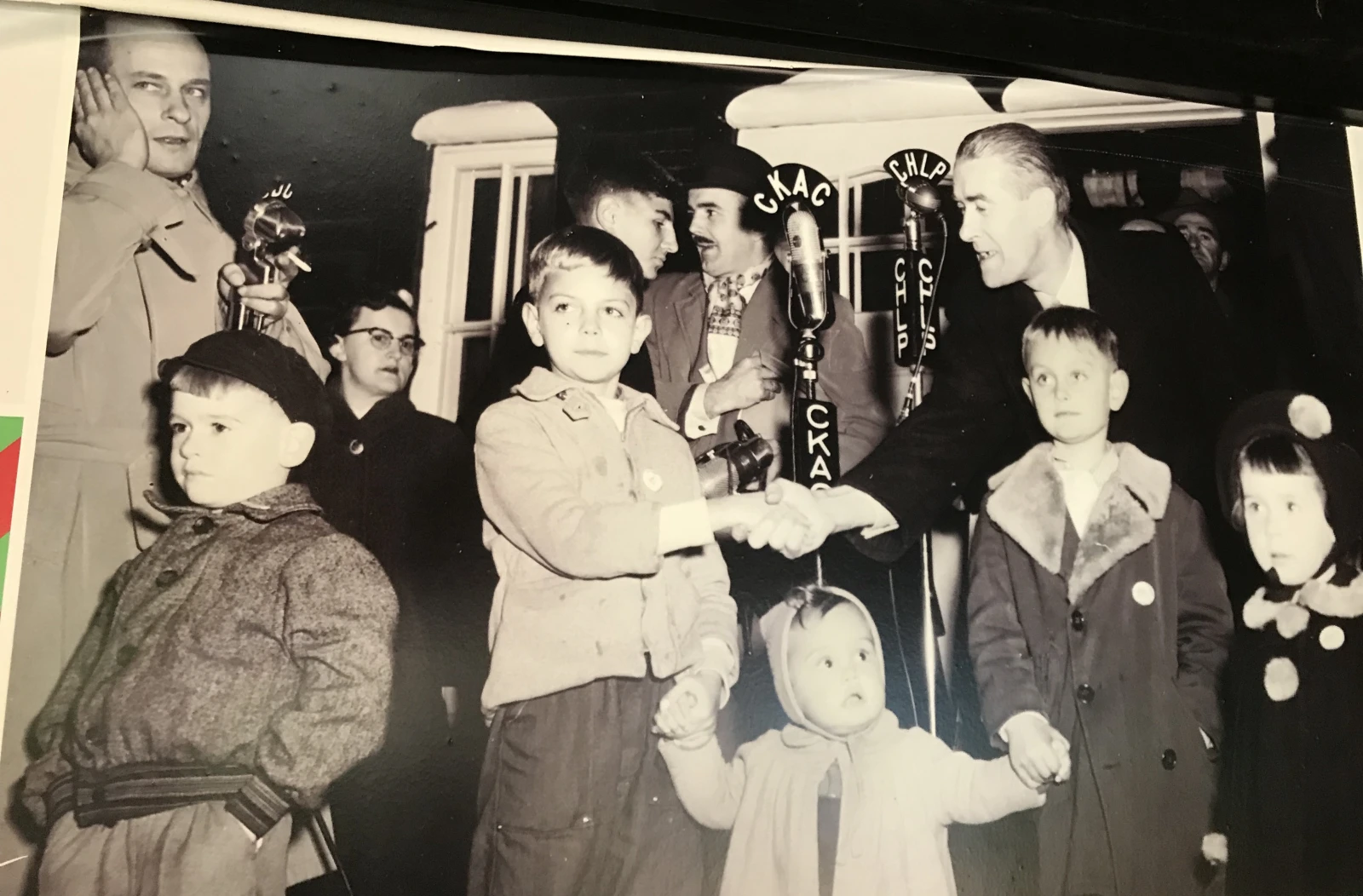 Reconnaissez-vous le journaliste qui a une cigarette à la main au Village du Père Noël?