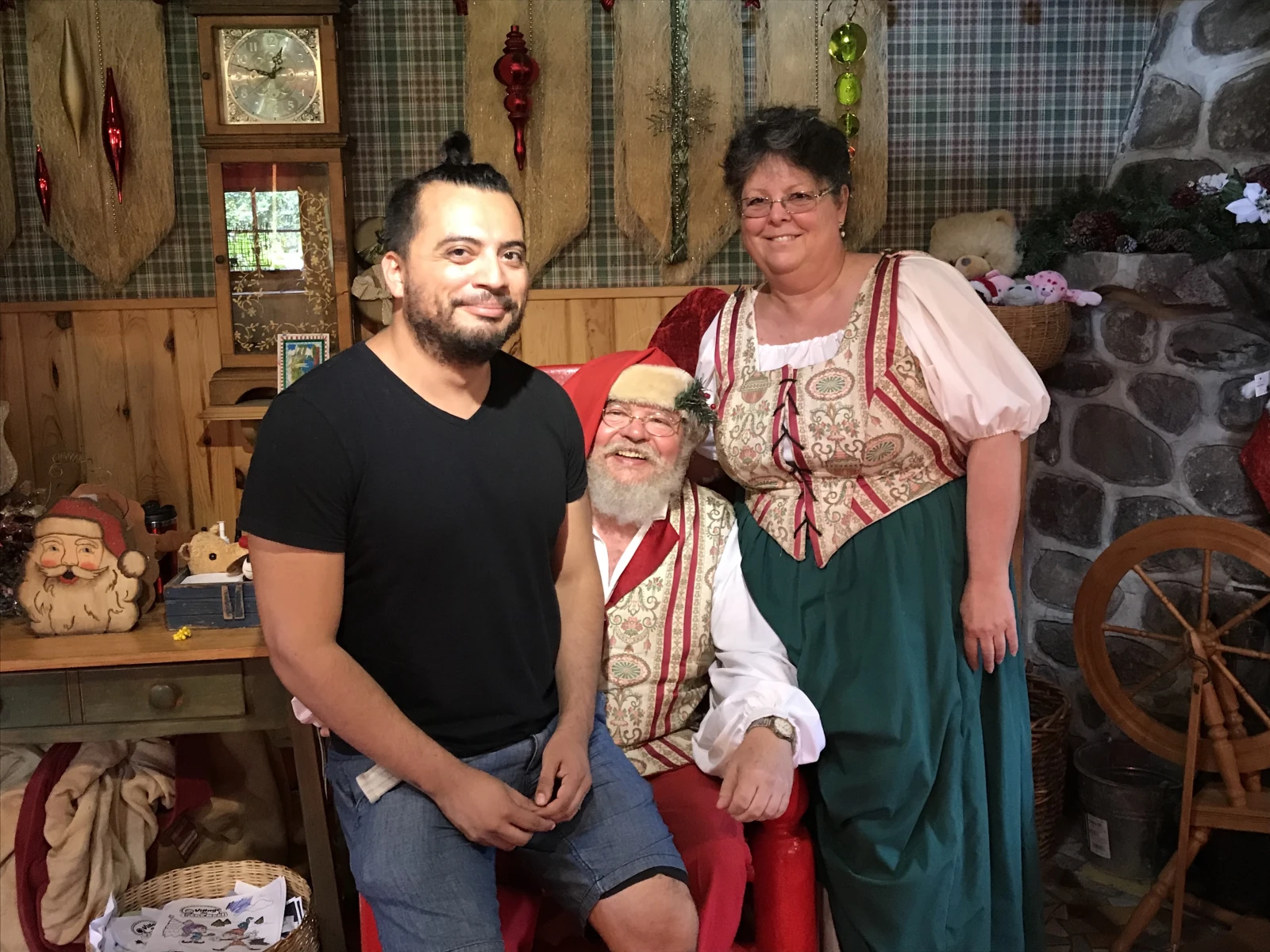 Photo de famille avec front très luisant. Mon but dans la vie est d’être aussi heureux que le Père Noël sur cette photo.