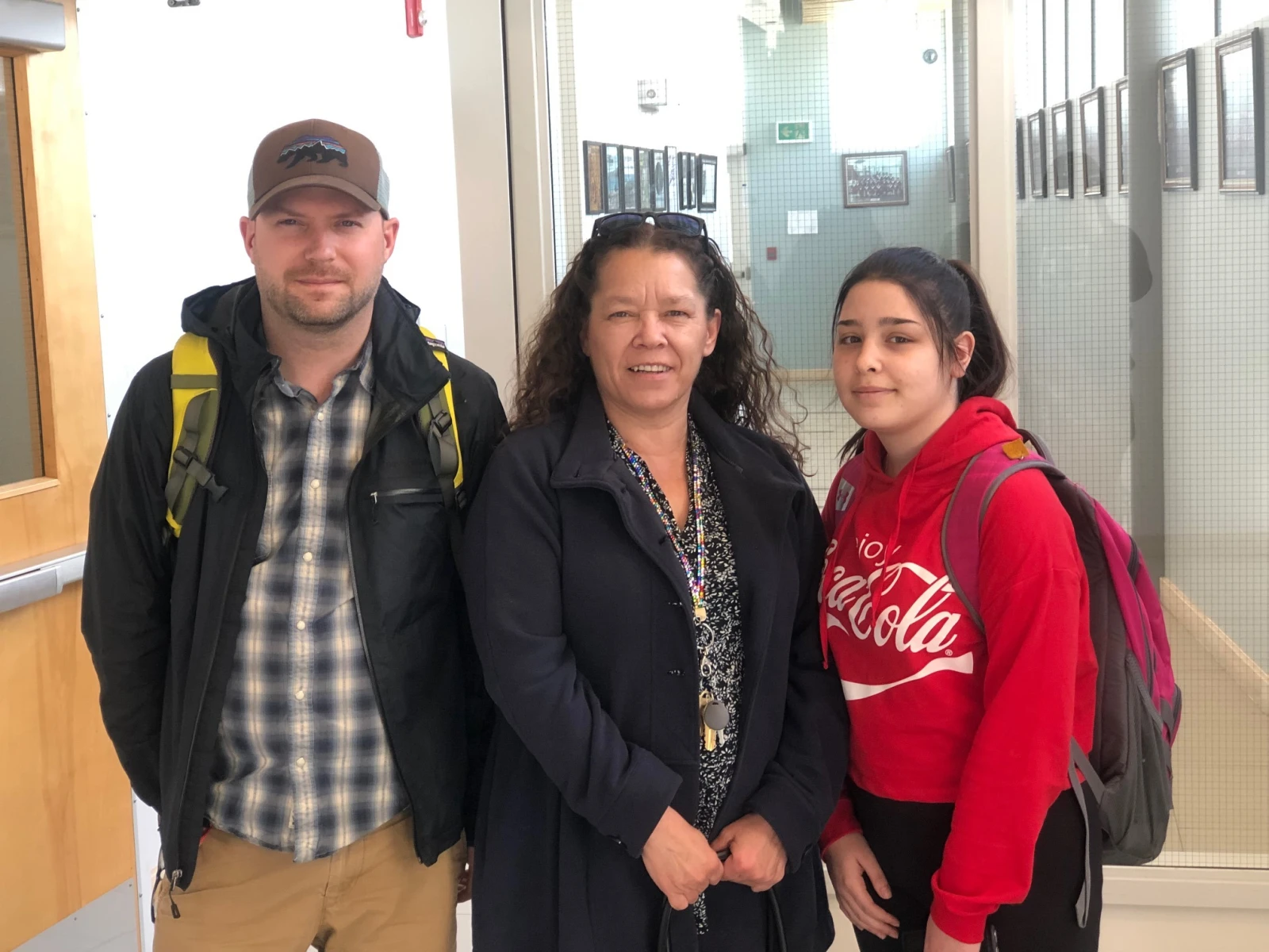 Le prof de musique Carter Chiasson, la traductrice Katani Julian et l’interprète Emma Stevens.