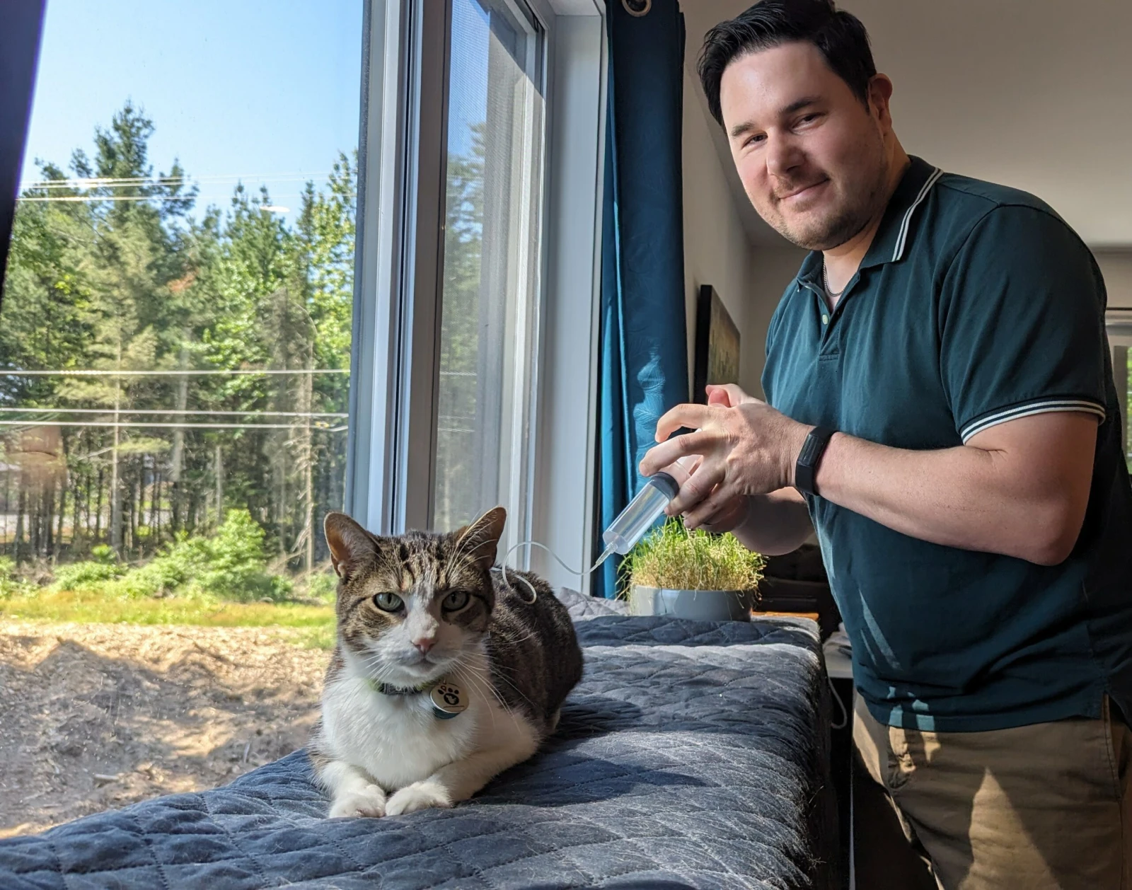 Julien Gélinas et son chat, Monsieur. (Crédit : Geneviève Thomas)