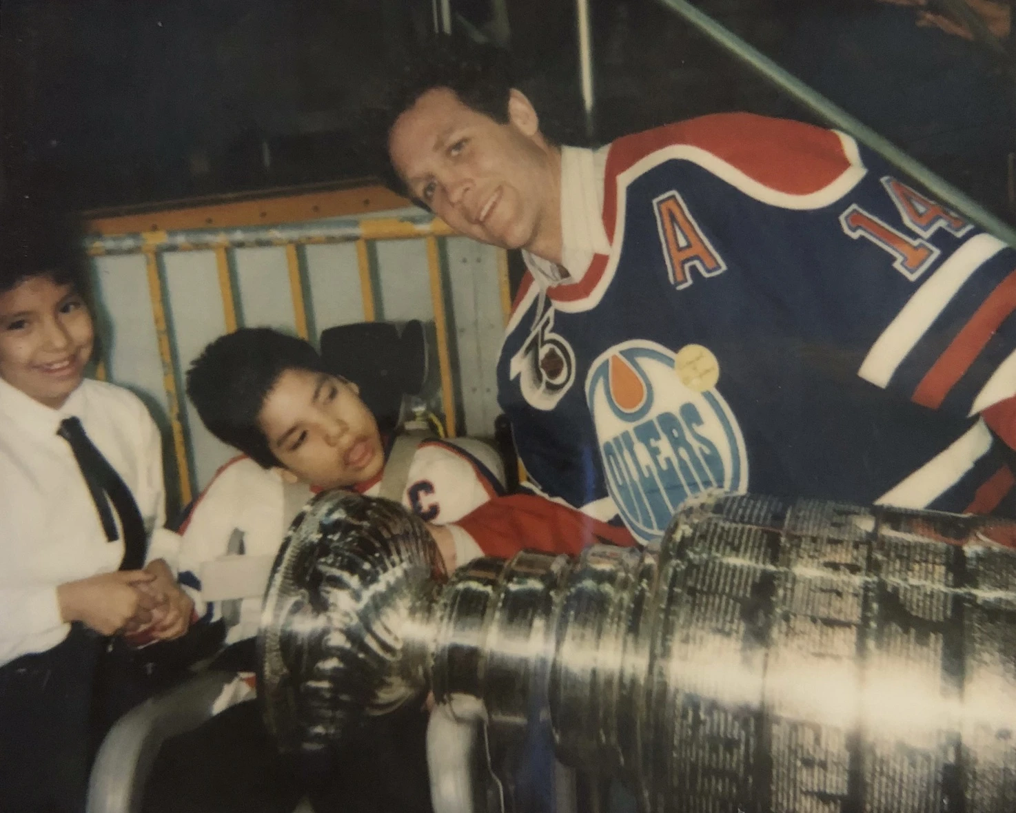 Ses enfants, Kat et Ryan avec Craig MacTavish et la dernière Coupe Stanley des Oilers, 1990.