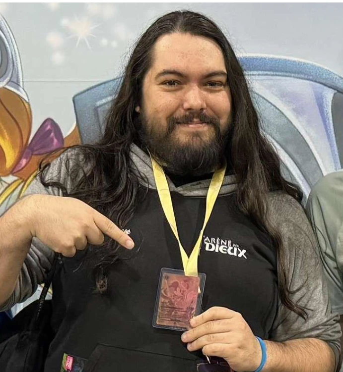 Classé septième au monde lors du tout premier tournoi nord-américain de Lorcana (Disney), Alexandru Tibirna a mis la main sur une carte rarissime, dont la vente lui permettrait d’investir encore plus dans sa passion.