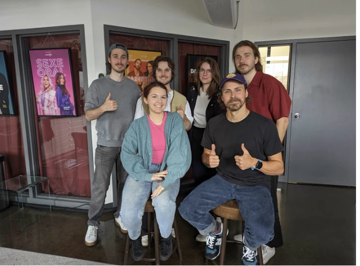 L’équipe compte aujourd’hui trois employés à temps plein et deux à temps partiel. De gauche à droite : Nicolas (responsable technique), Mathilde (gestionnaire du studio), Simon-Pierre (technicien), Romane (responsable des partenariats), PH et Doum.