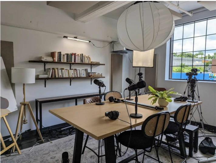 Studio SF peut conserver des prix qu’il qualifie de compétitifs parce qu’avoir plusieurs studios lui permet d’enregistrer plusieurs podcasts en même temps.