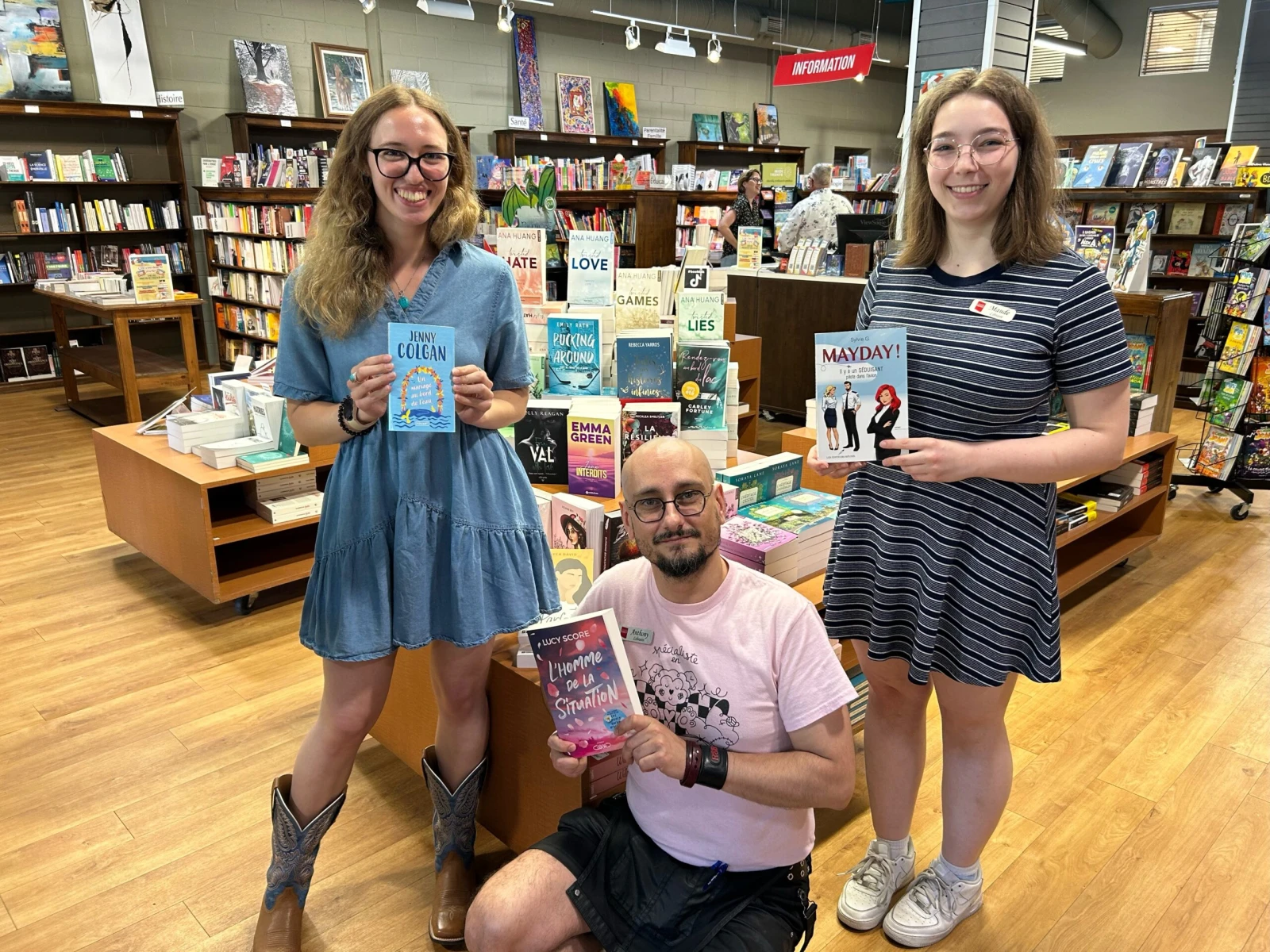 Le libraire Anthony Ozorai entouré de ses collègues à la Librairie Poirier de Trois-Rivières. – Photo fournie