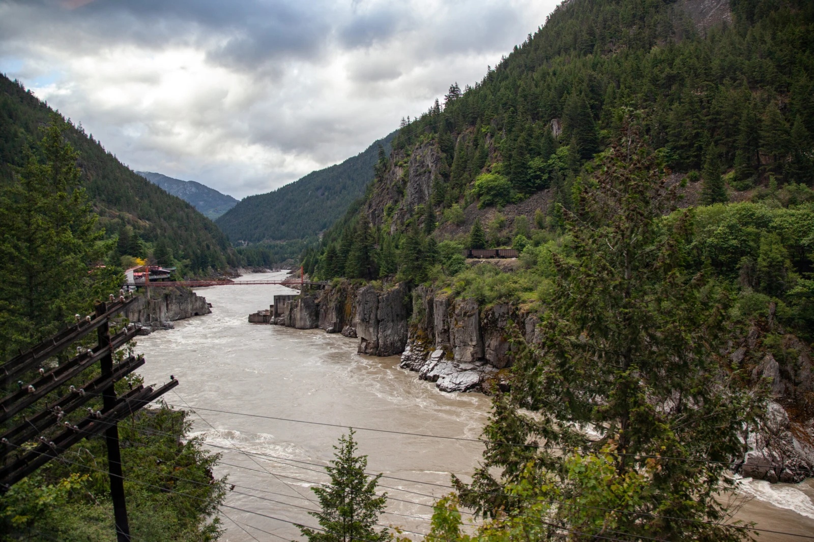 Les paysages entre rivière et montagnes / Photo : Noé Girard-Blanc
