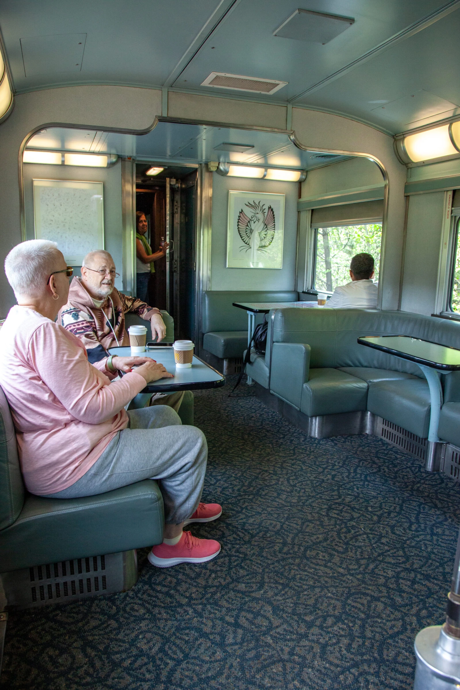 La voiture skyline est aussi un lieu de rencontre / Photo : Noé Girard-Blanc