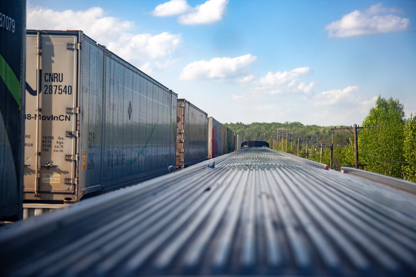 Le Transcanadien ralentit ou s’arrête pour laisser passer des trains de marchandises / Photo : Noé Girard-Blanc