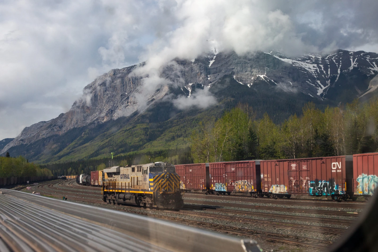 Des trains de marchandise au pied des Rocheuses / Photo : Noé Girard-Blanc