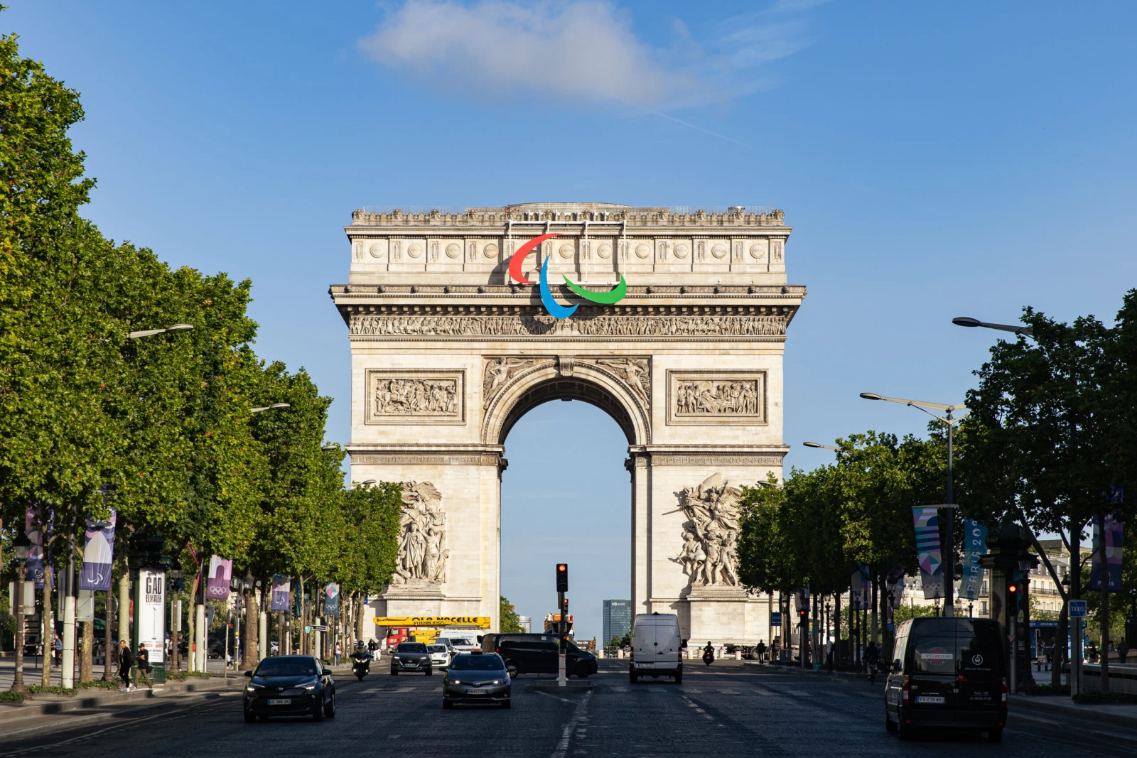 Paris est parée, ici : l’Arc de Triomphe.