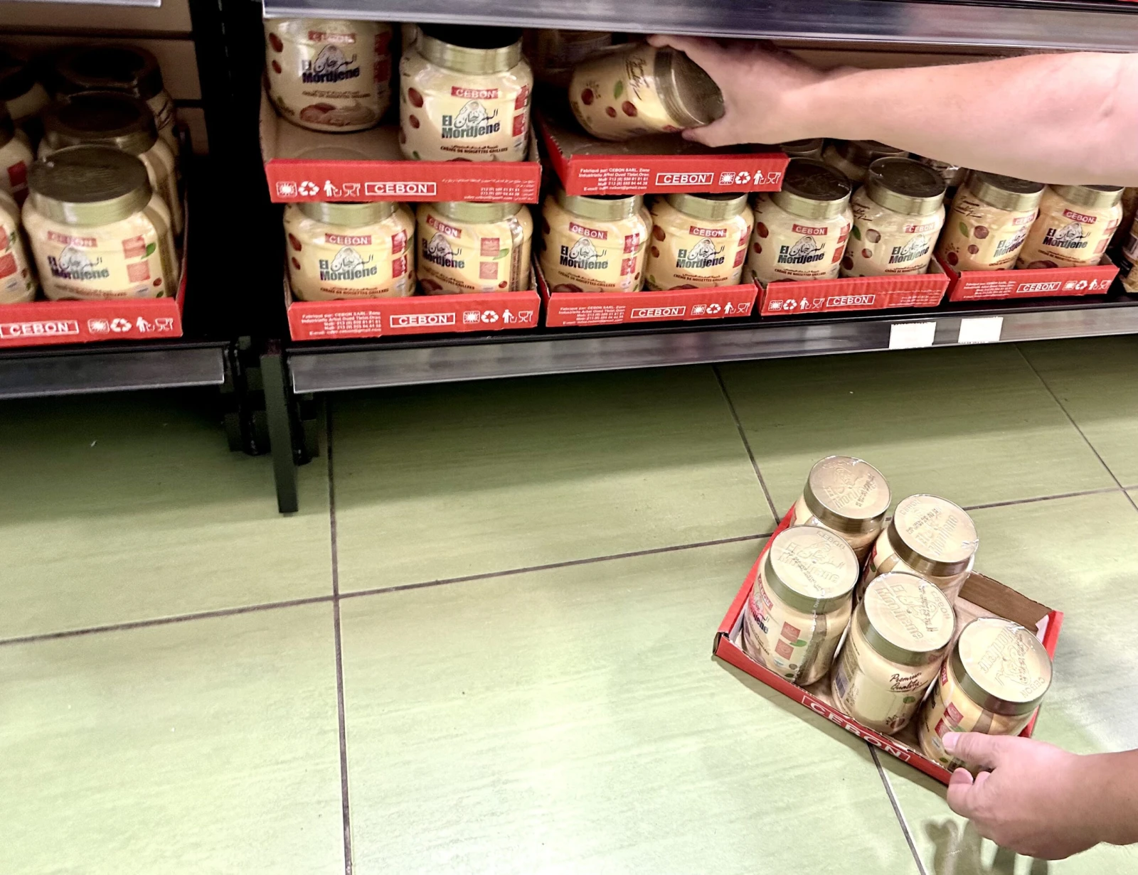 Dans un rayon plus au centre de l’épicerie, Ahsene cache quelques pots de pâte à tartiner en renfort.