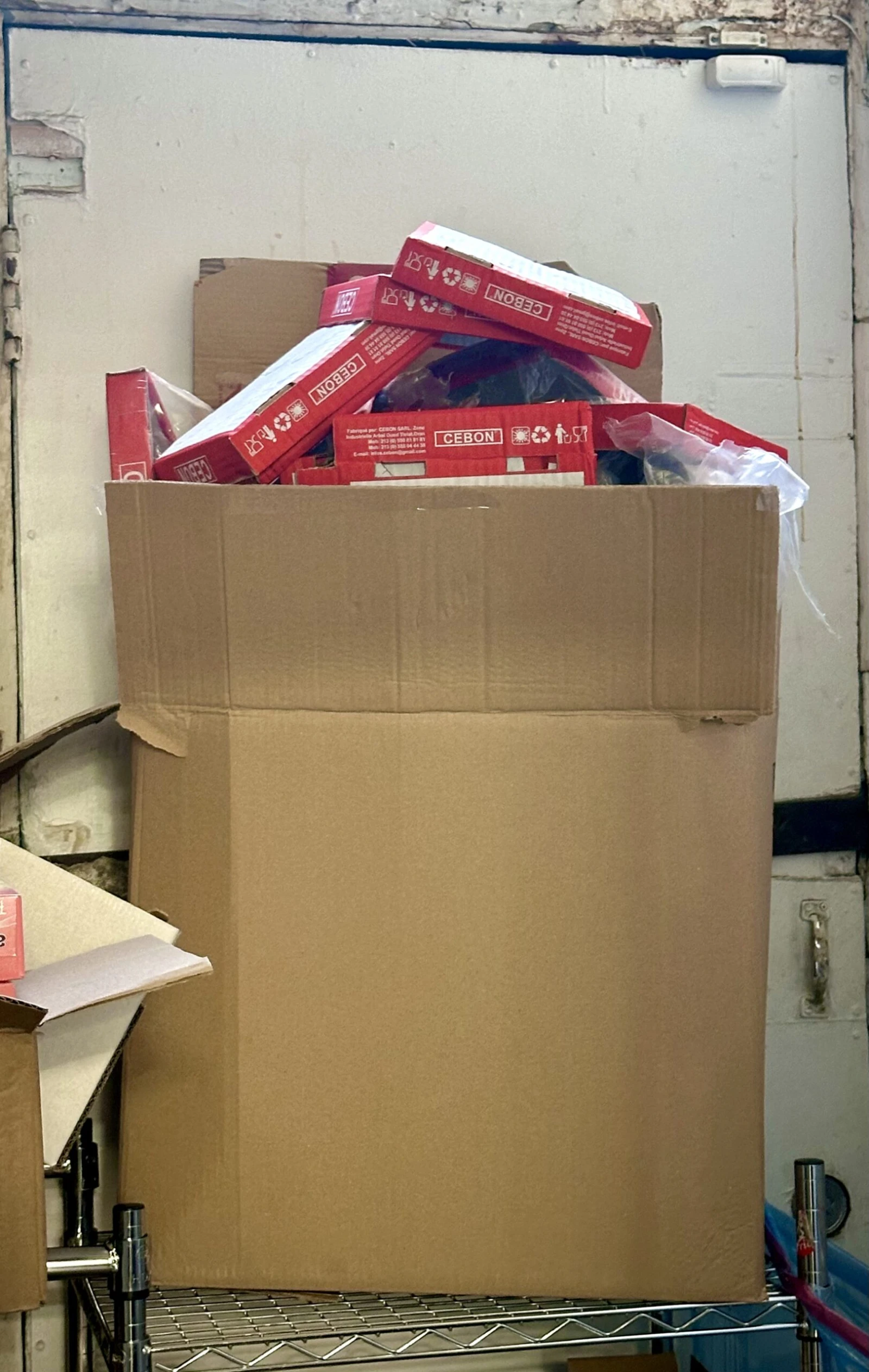 La journée n’est pas finie et Ahsene a déjà un carton plein d’emballages de pots El Mordjene.