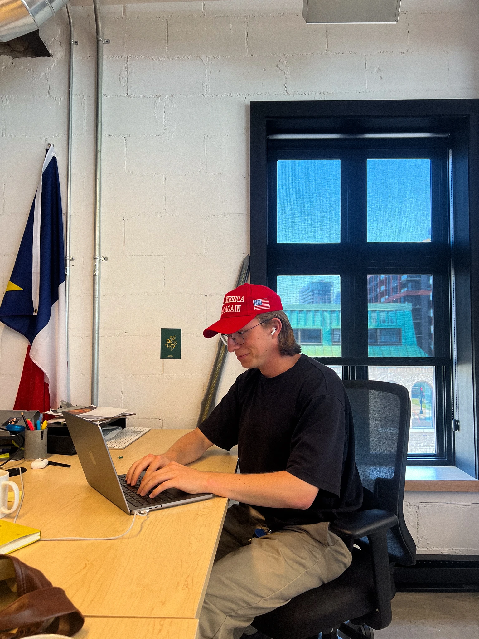 « C’est drôle, parce que quand tu m’as contacté, je me suis dit : ‘‘C’est un journaliste de URBANIA. Il doit porter des vêtements amples, avec un chandail beige et des runnings.’’ Je regarde ton style et je trouve que ça clash », m’explique Thierry Giasson, directeur et chercheur principal du groupe de recherche en communication politique à l’Université Laval. « Ce n’est pas nécessairement le look des personnes qui portent des casquettes MAGA. Il y a des archétypes sociaux qui adhèrent à cette lecture du projet américain et j’ai l’impression que tu ne cadres pas à ces idéaux-là. »