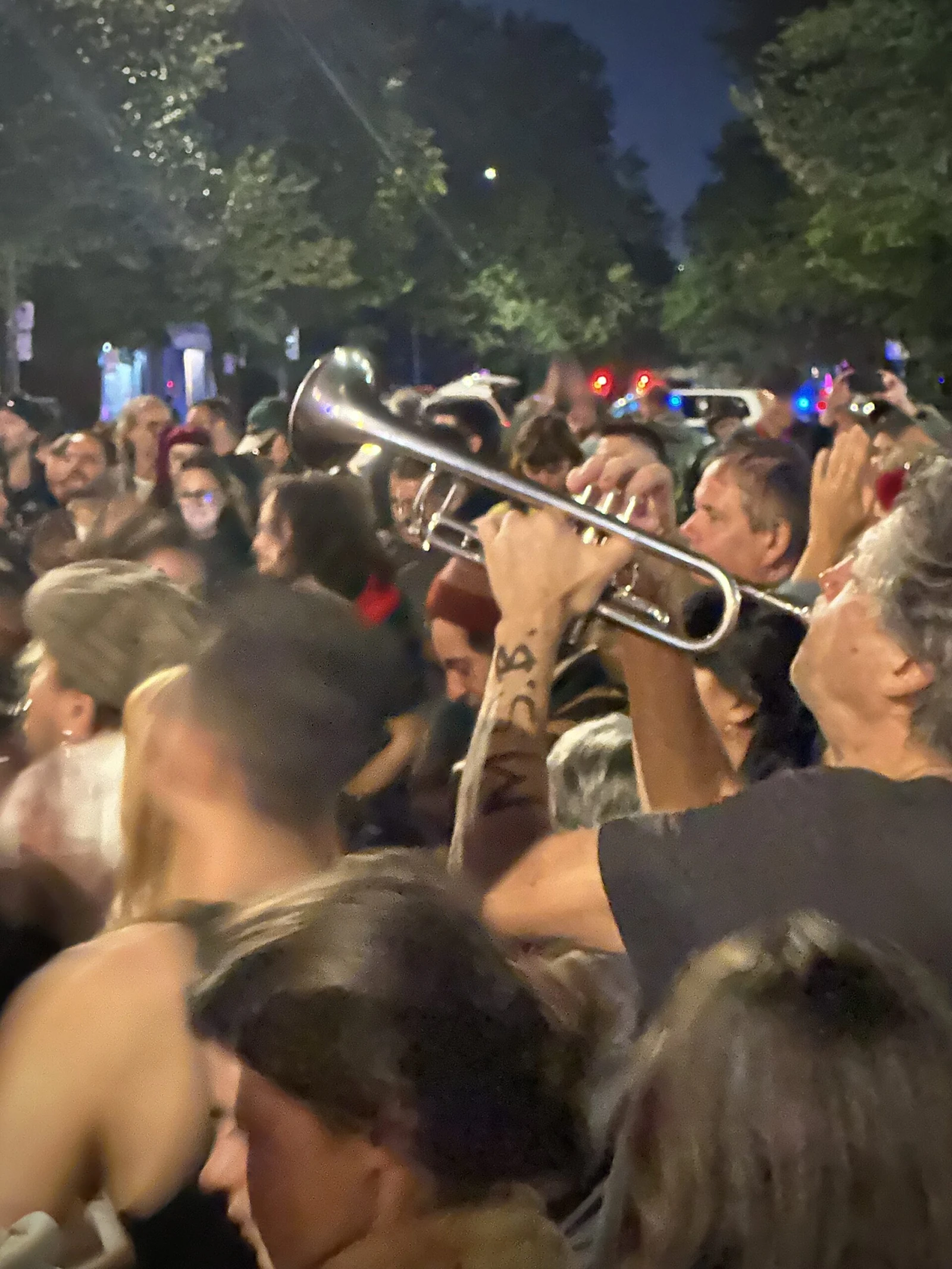 Jeudi soir, des centaines de personnes se sont réunies pour protester la fermeture dans le bruit et la bonne humeur.