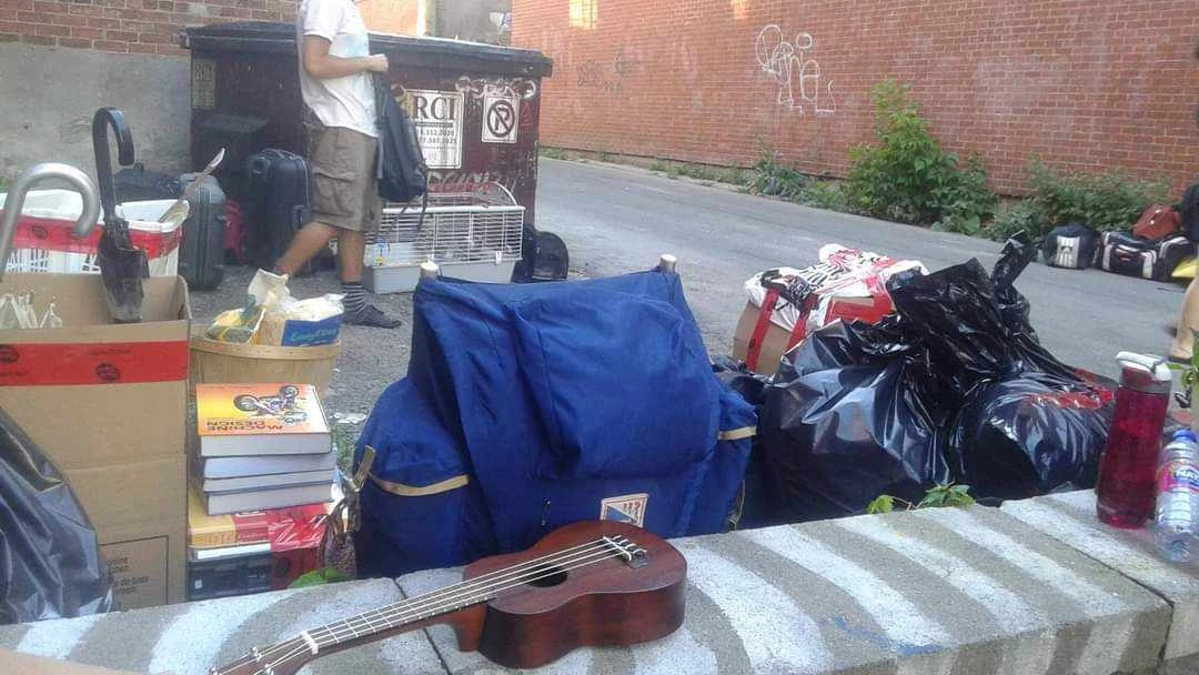 Des années de vie collective jonchant la ruelle adjacente au cabaret La Tulipe. (Photo courtoisie)
