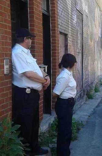 Le jour de l’éviction des locataires de la Coop sur généreux, Andrew (à gauche) et deux autres agents sont dépêchés sur place. (Photo courtoisie)