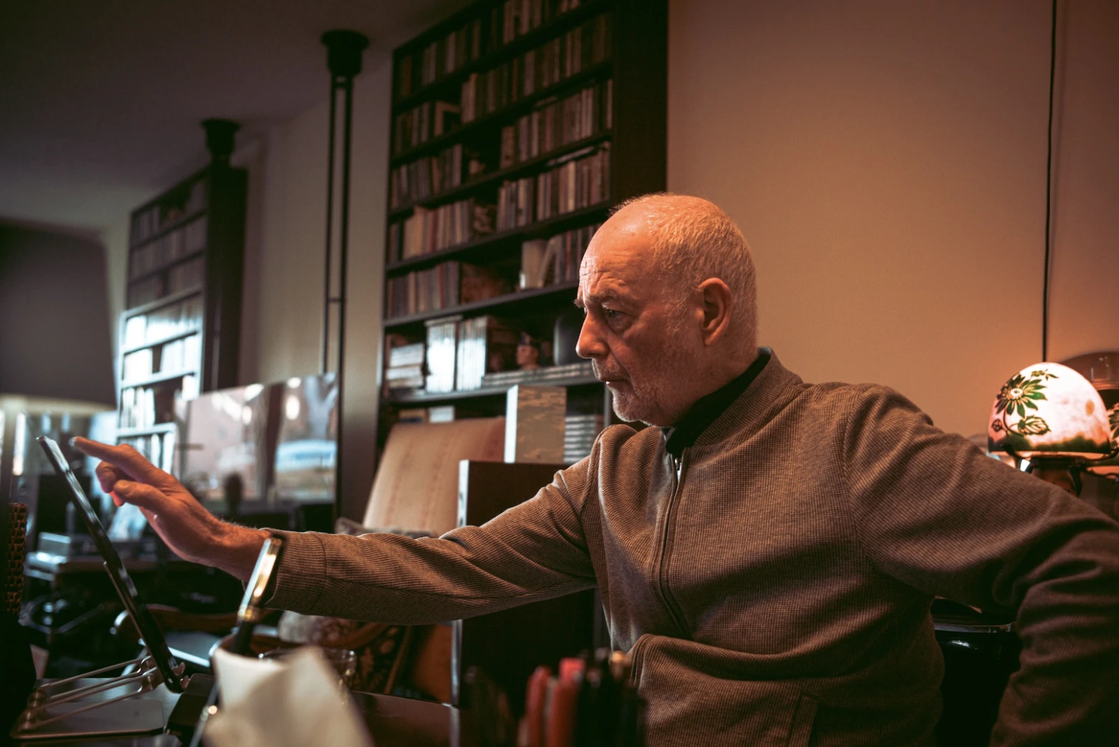 Claude avec son arme de prédilection pour la découverte musicale : sa tablette. Photo: Jean Bourbeau