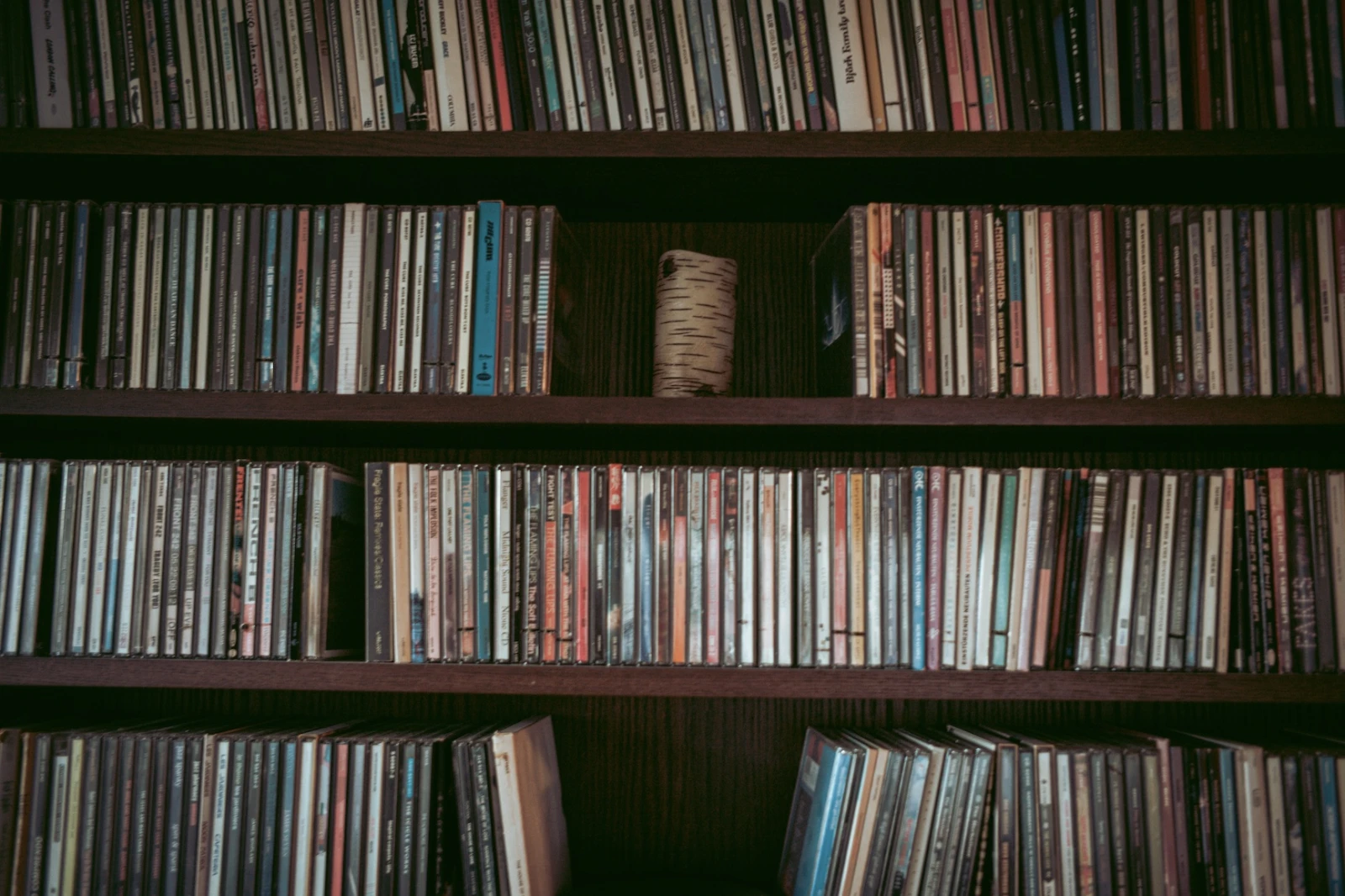 La collection de disques de Claude est impressionnante, mais moins large qu’on le croit. Il écoute aujourd’hui la plupart de sa musique en ligne. Photo: Jean Bourbeau