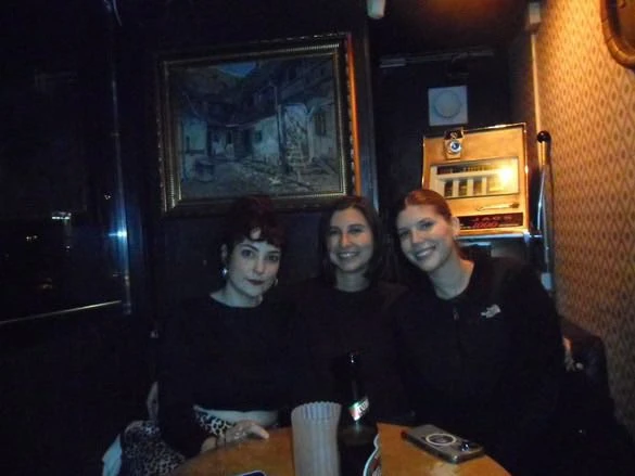 Mes amies Iraia, Haley et moi prenons la pause entre deux visites de harceleurs. Malgré le catcalling incessant, nous gardons le sourire.