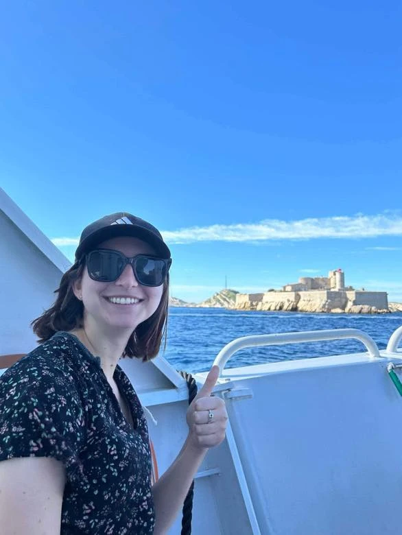 Moi avec le Château d’If en arrière-plan. J’ai pu vivre mon moment nerd de fan du Comte de Monte-Cristo.