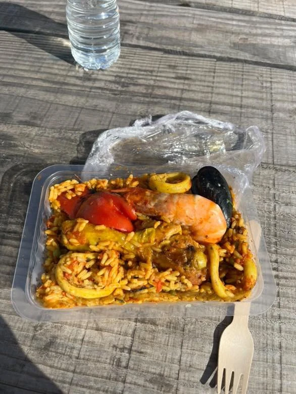 Mon amie et moi nous sommes acheté une bonne paella au marché pour nous remettre de nos émotions.