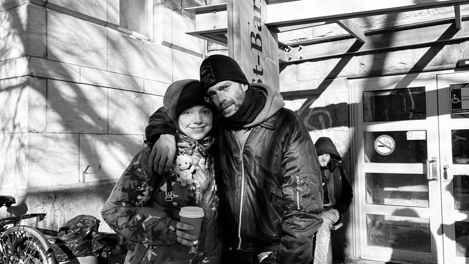 Mélanie et Patrick devant la halte-chaleur du CAP Saint-Barnabé.