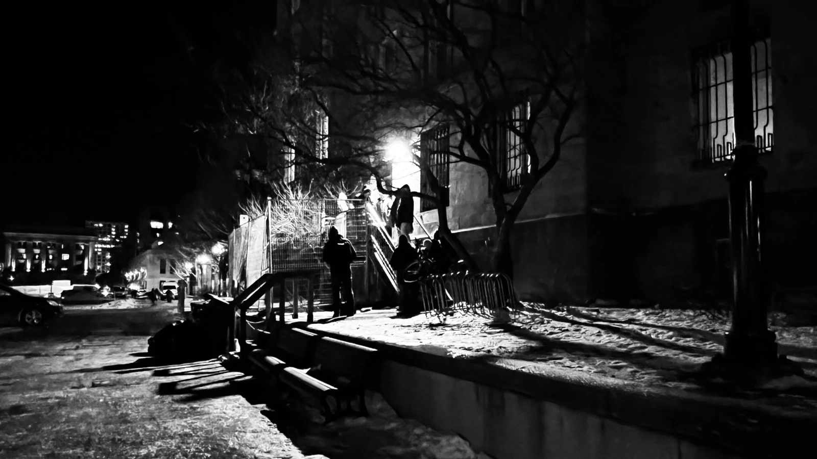 Devant la halte-chaleur Lucien-Saulnier, une file s’est déjà créée, 40 minutes avant l’ouverture des portes.