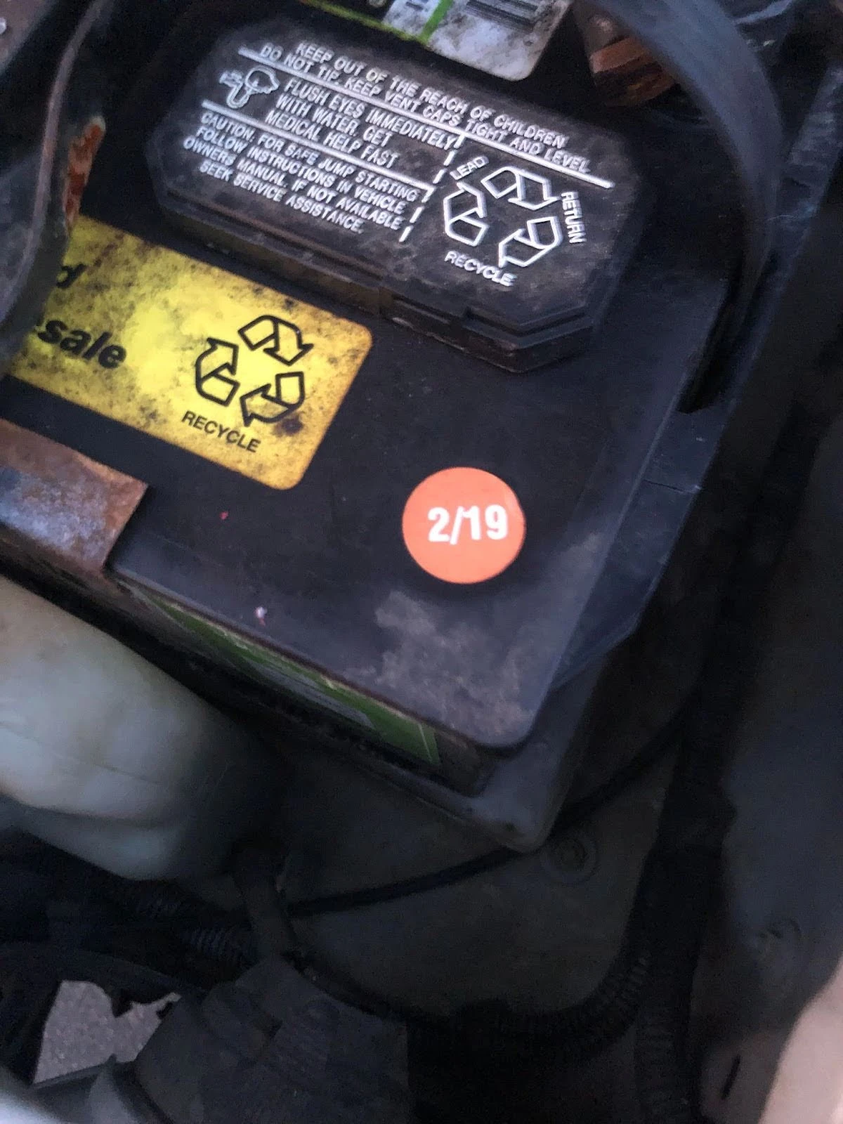 (Autocollant orange avec la date de production de la batterie)