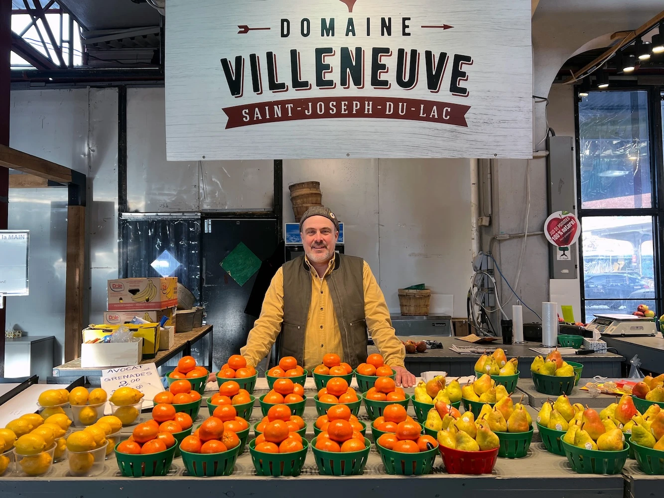 Nicolas Villeneuve, propriétaire du Domaine Villeneuve, à son kiosque du Marché Jean-Talon.