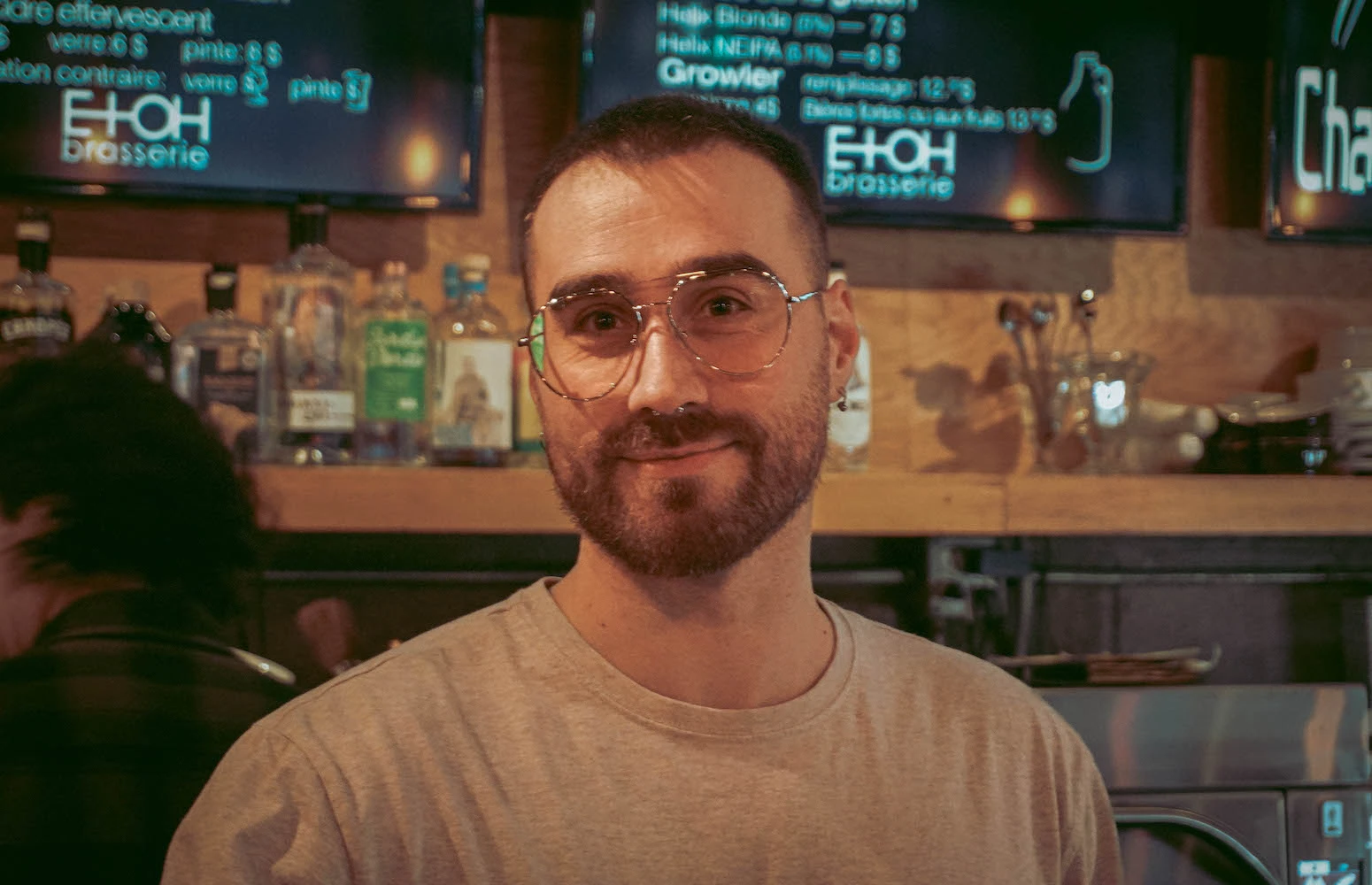 Francis Minville est barman et serveur à l’EtOH. Il est aussi musicien. Il est sobre depuis deux ans. Photo : Salomé Maari.