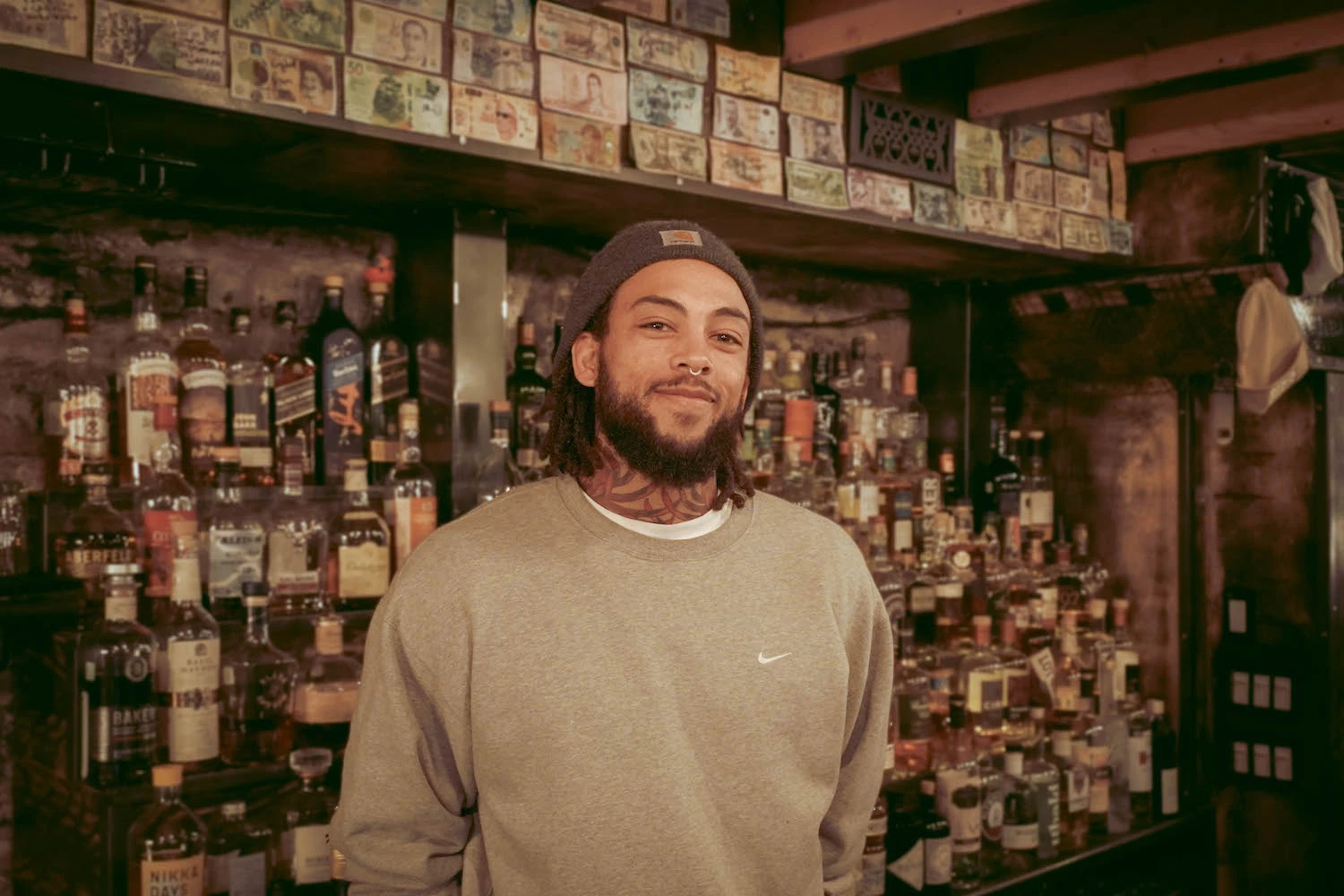 Jama Joachim est gérant des bars à cocktails The Coldroom et El Pequeño. Il est sobre depuis un an. Photo : Salomé Maari.