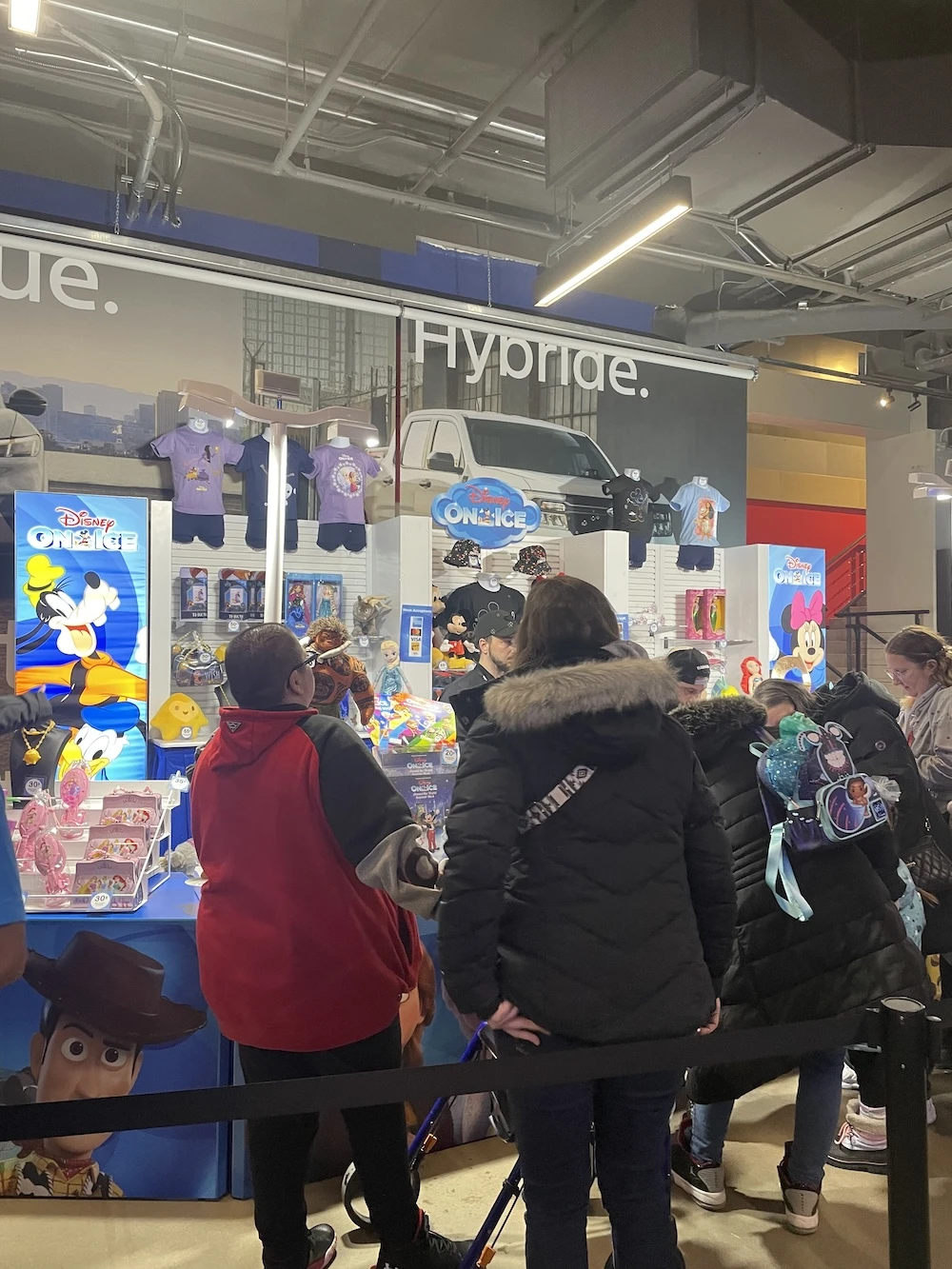 La foule de parents en délire devant le kiosque de gogosses.