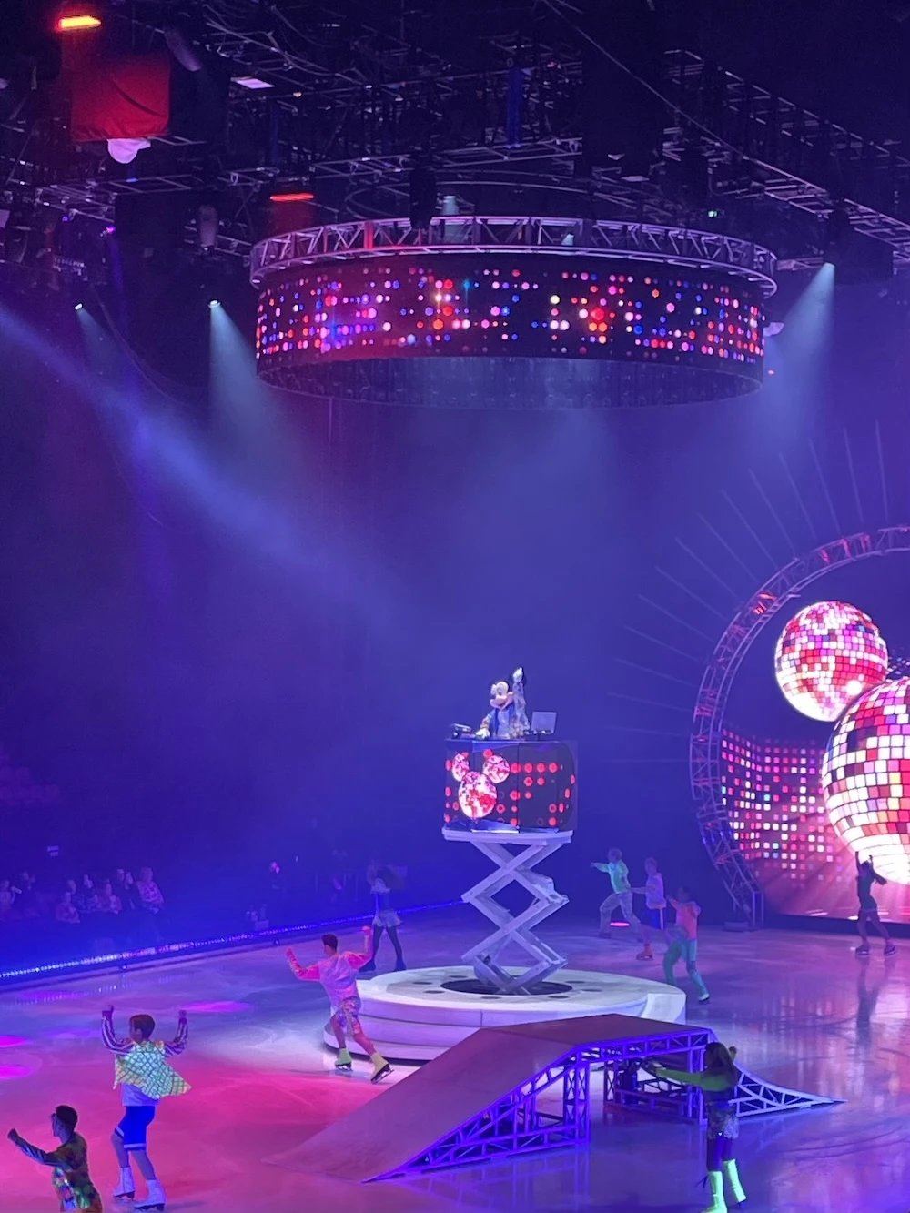 Mickey, embrassant sa nouvelle carrière de DJ.