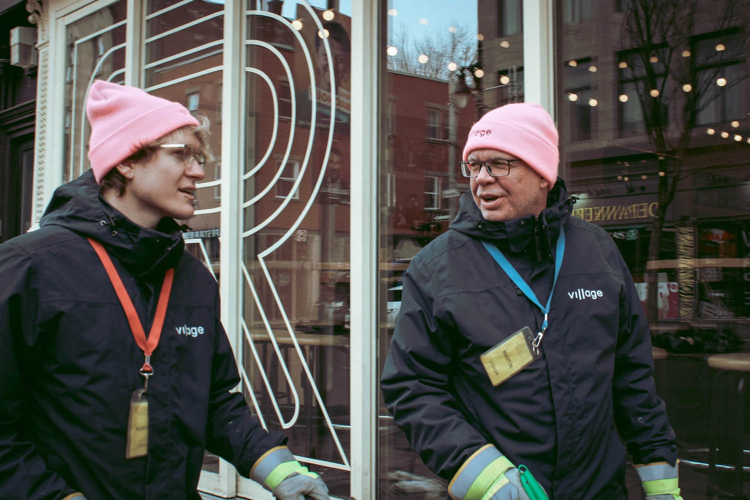 Romain, superviseur·euse des Allié.e.s du Village, et Martin.