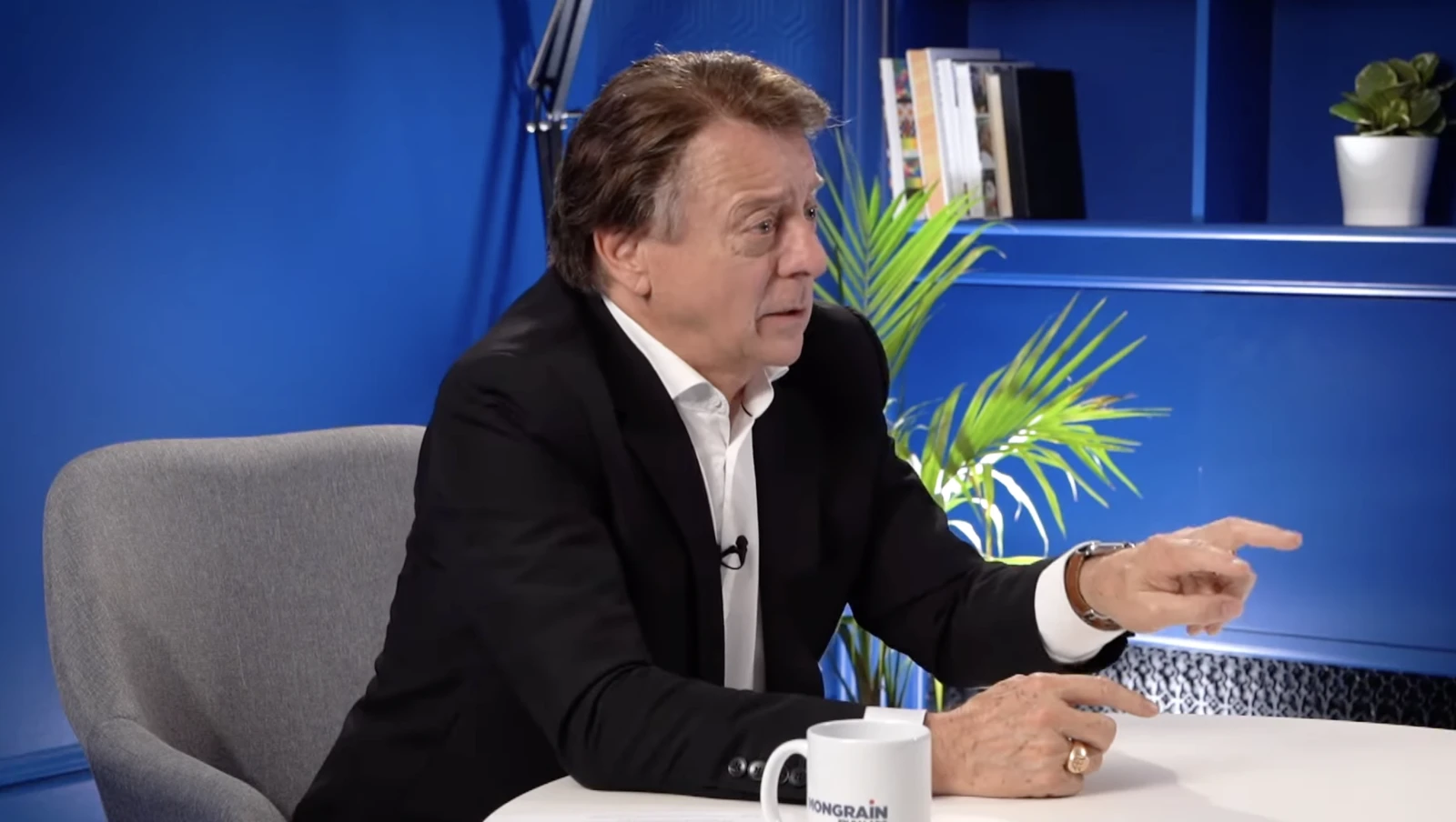 Mongrain sur le plateau du 8<sup>e</sup> épisode de son balado. Il portait sur l’aide médicale à mourir et à ce jour, c’est celui dont il est le plus fier.