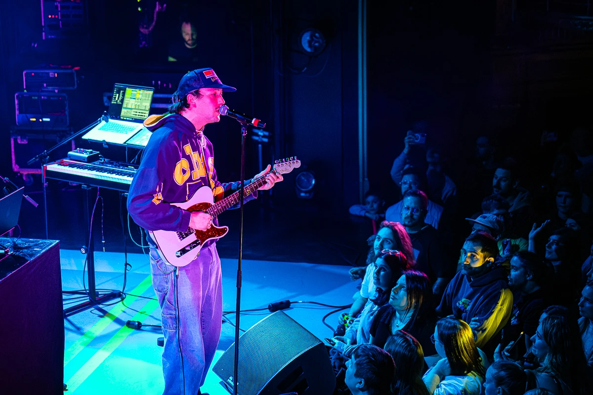YUYU assurant la première partie de Jay Scott au Imperial Bell de Québec. Photo : Maxime Beaulieu.