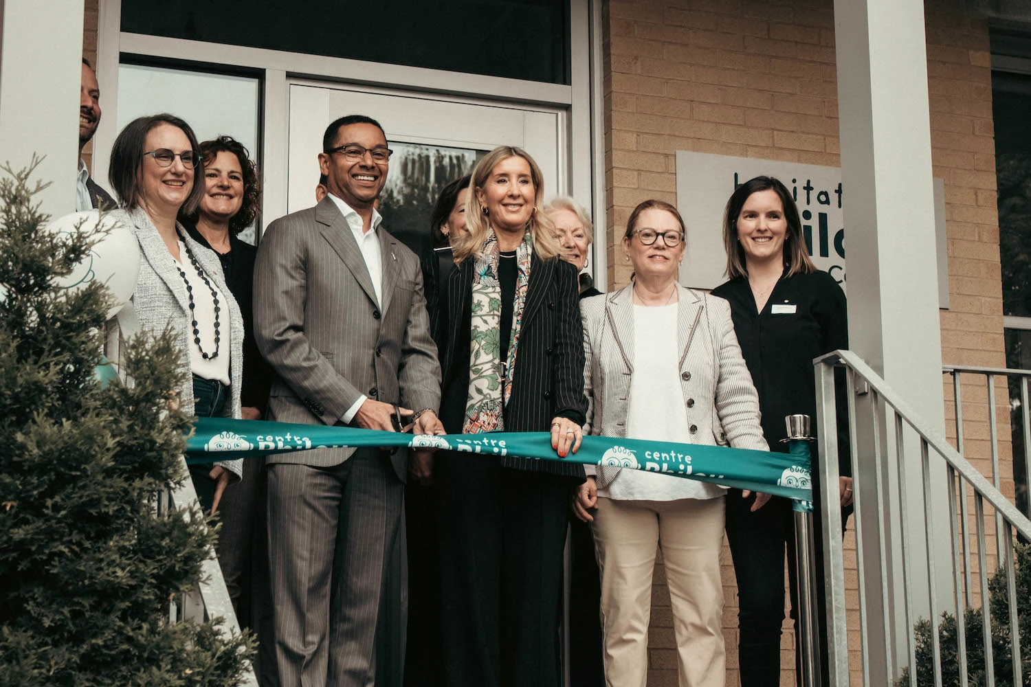 Le ministre responsable des Services sociaux du Québec, Lionel Carmant, coupe le ruban lors de l’inauguration de l’Habitat Philou.