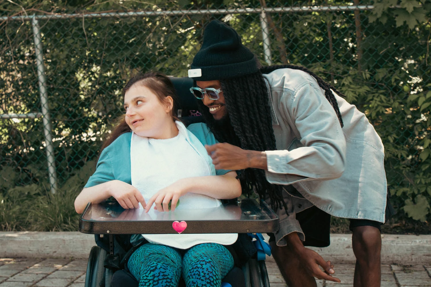 Une résidente et l’intervenant Jerry Pierre.