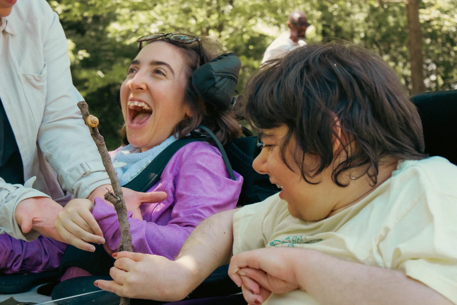 Kim offre un escargot à une autre résidente.